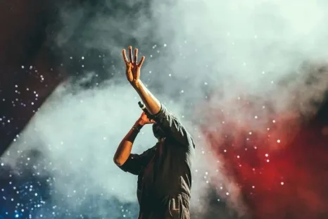 Photographie d'un chanteur lors de son concert