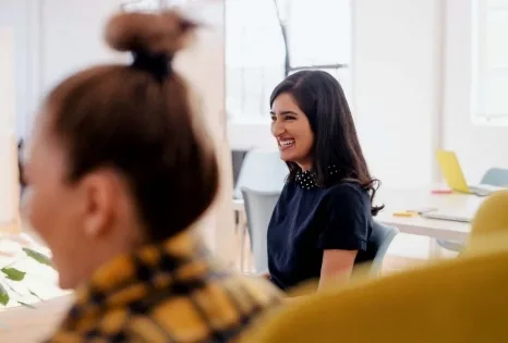 Photographie de deux femmes dans une entreprise